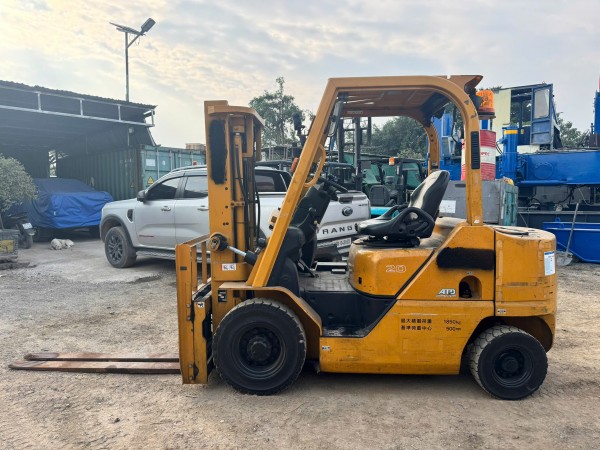 XE NÂNG UNICARRIERS FD20T5