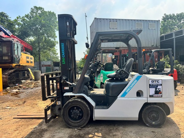 XE NÂNG UNICARRIERS FHD30T5
