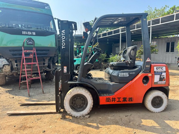 XE NẦNG TOYOTA 8FD25